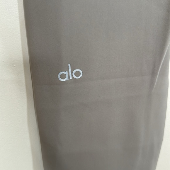 ALO YOGA DISTRESSED WARRIOR LEGGING GREY SMALL - Picture 7 of 7